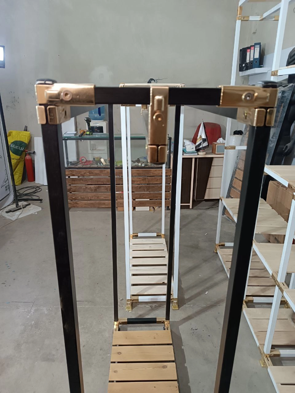رگال وجاکفشی ترموودآویزلباس ونظم دهنده مشکی طلائی