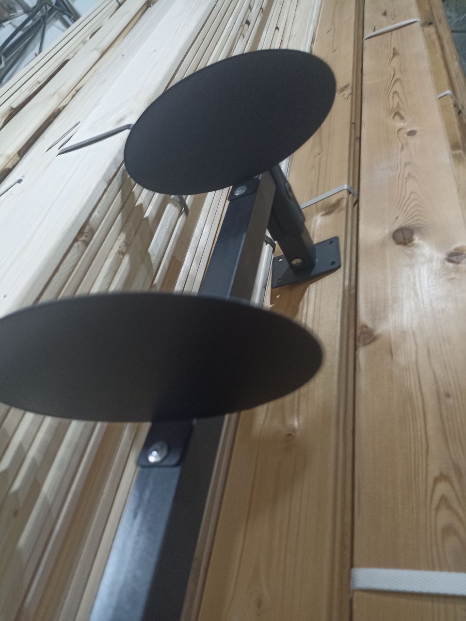 رگال کفش و کتونی دیواری